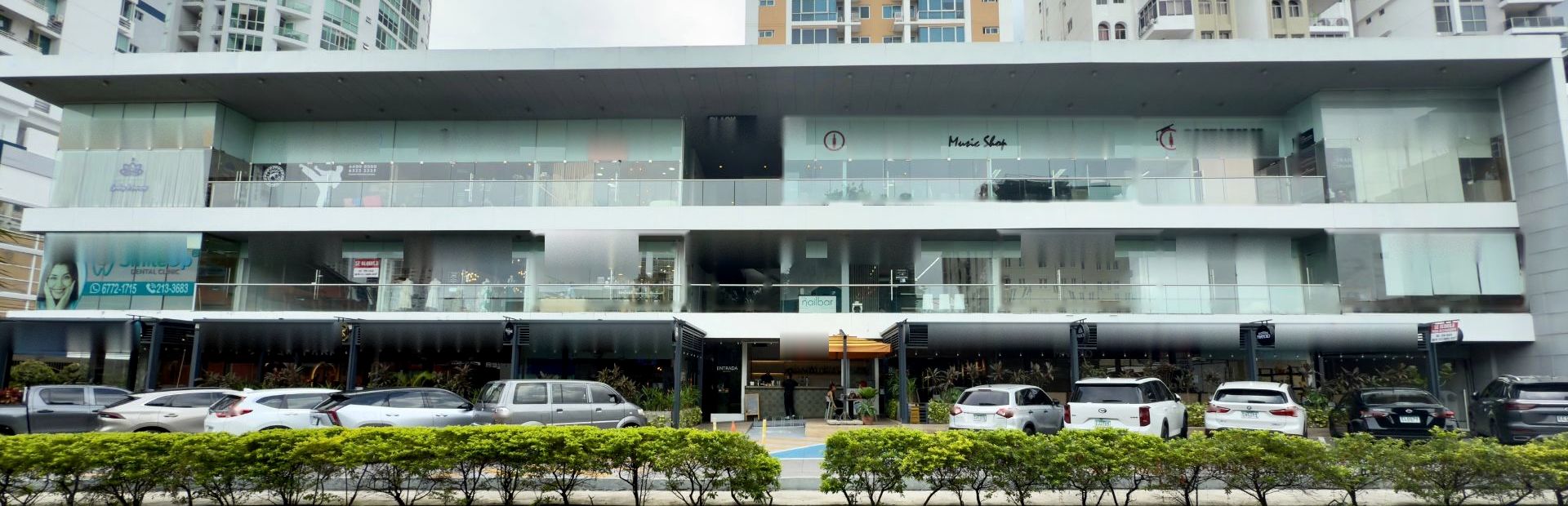 Fachada de Plaza La Peatonal 68 con los locales disponibles señalados